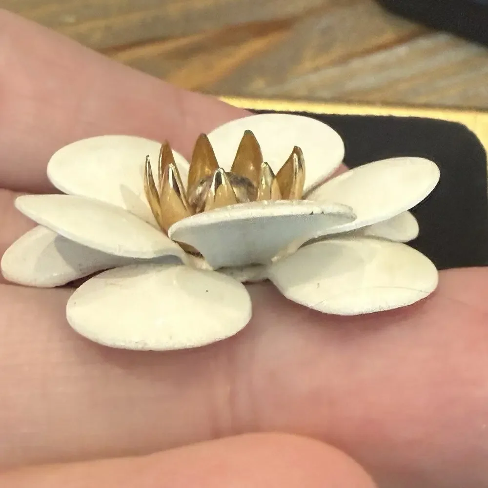 Vtg Sarah Coventry Remember Me White Enamel Flower Brooch Pin Gold Tone 1960s